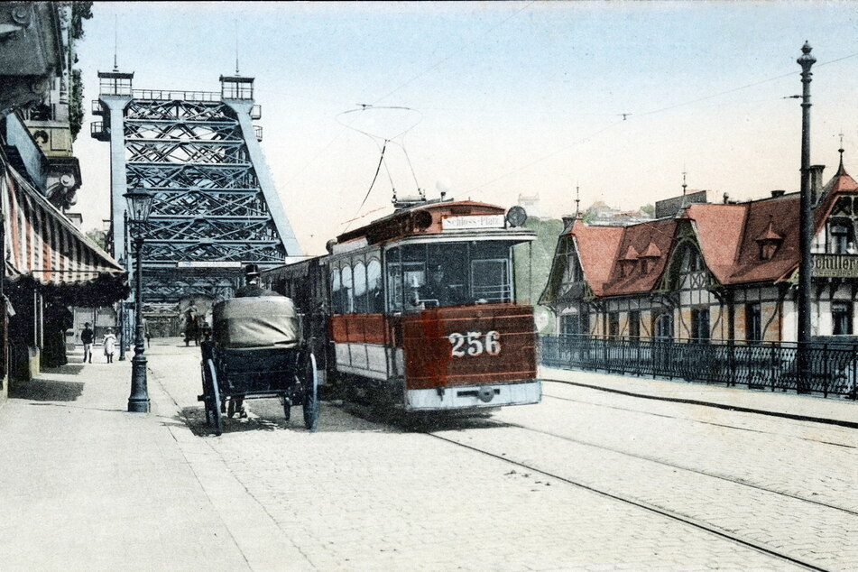 1910 schon Postkartenmotiv: Eine Straßenbahn und ein Pferdefuhrwerk, die in Richtung Blaues Wunder fahren.