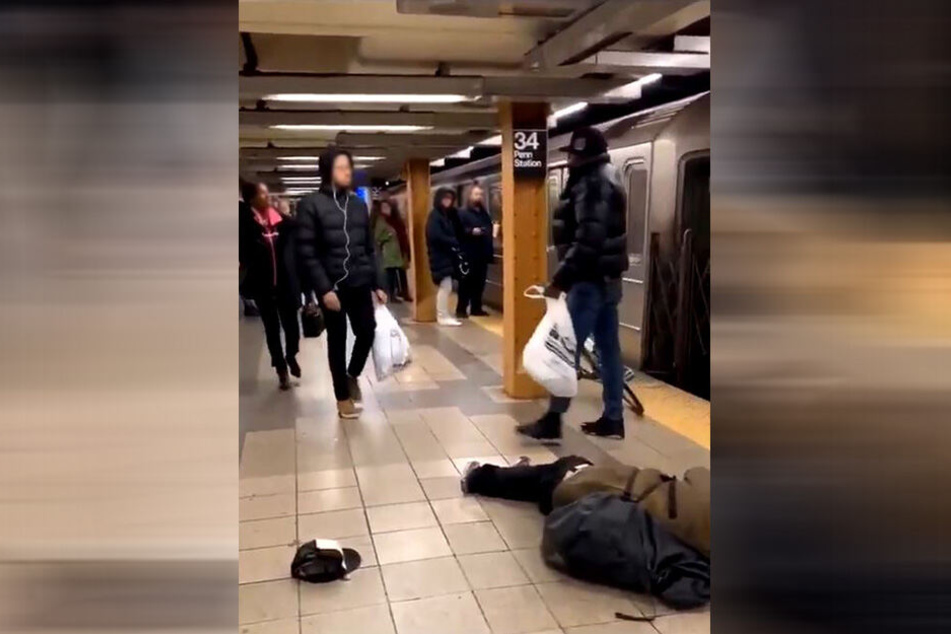Nach seiner Attacke nahm der Fahrgast seine Sachen und ging zu Fuß davon. U-Bahn wollte er wohl erstmal nicht mehr fahren.