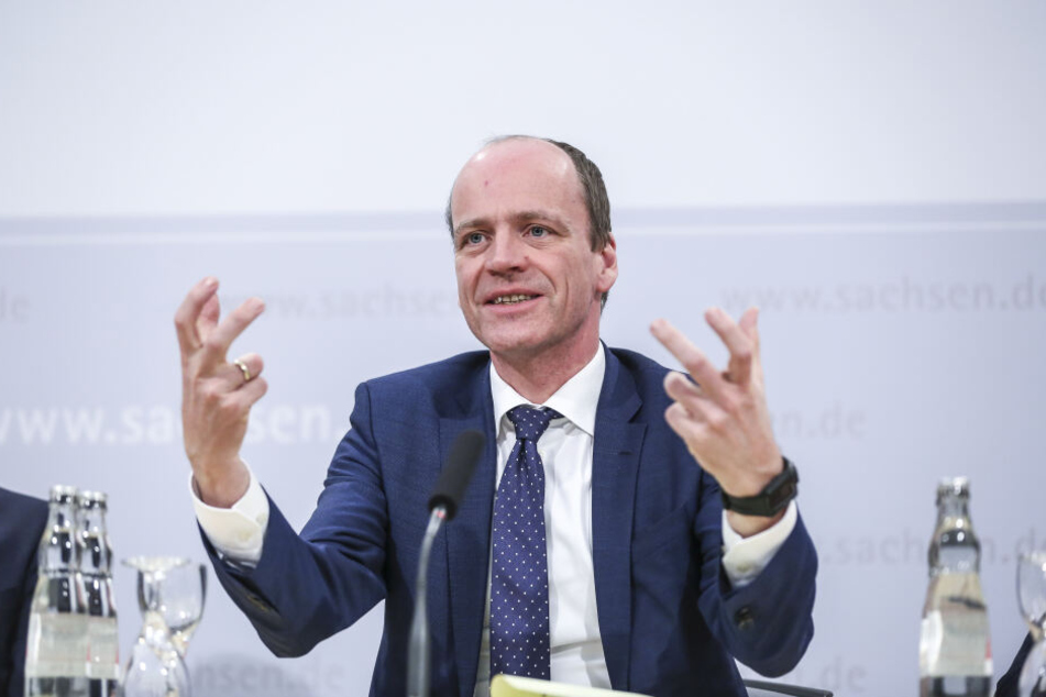 Hat sich die Extra-Millionen bereits gekrallt: Finanzminister Matthias Haß (51, CDU).