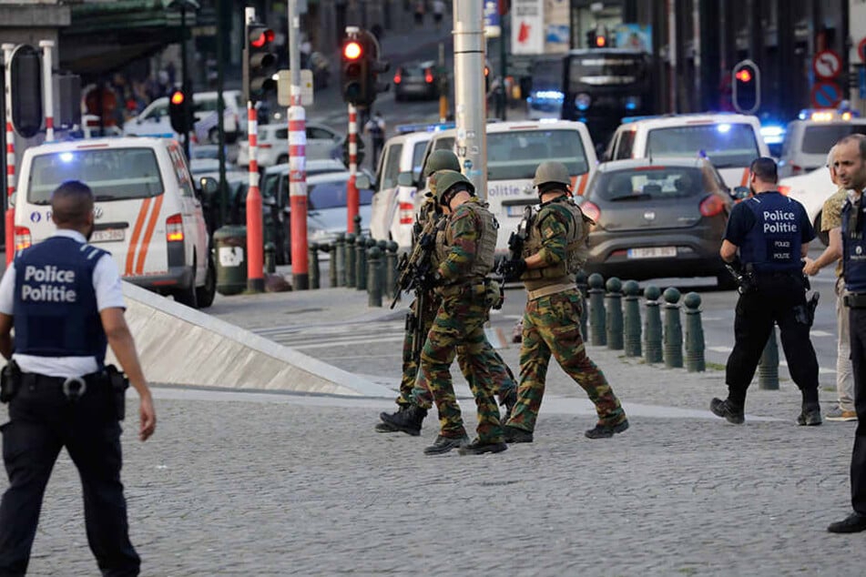 Im Brüsseler Bahnhof Central ist ein Mann nach Angaben der Staatsanwaltschaft nach einer kleineren Explosion von Soldaten "neutralisiert" worden.