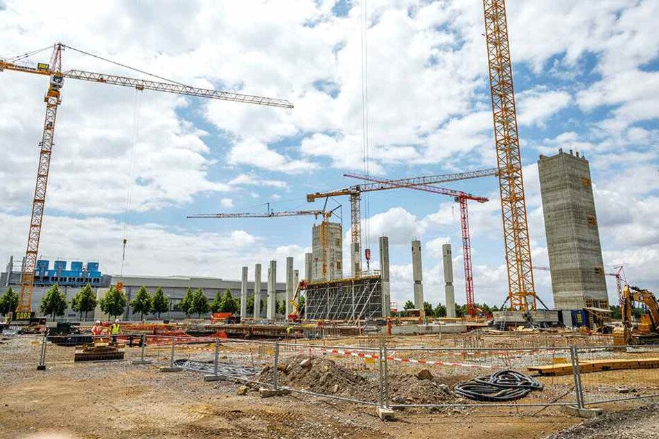 Zwei von vier Treppenhäusern ragen bereits in die Höhe: Die Arbeiten auf dem Baugrundstück (Knappsdorfer Straße) schreiten schnell voran.