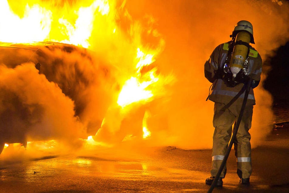 Das Auto stand in Vollbrand. Der Fahrer überlebte nicht. (Symbolbild)