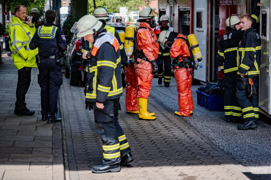 Die Feuerwehr rückte mit einem Großaufgebot an. In speziellen Schutzanzügen sicherten die Einsatzkräfte die ausgetretene Salzsäure.