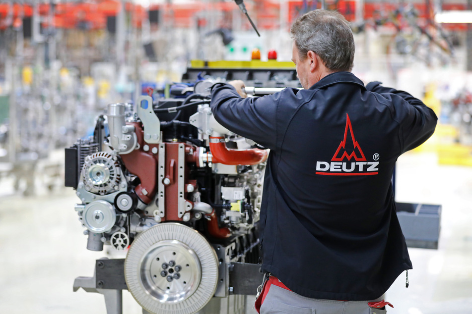 Ein Mitarbeiter des Motorenherstellers Deutz arbeitet bei der Herstellung von Dieselmotoren.