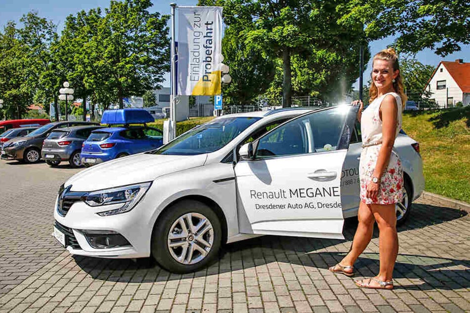 Mitarbeiterin Lisa Hohmuth präsentiert den Renault Megane Grandtour.