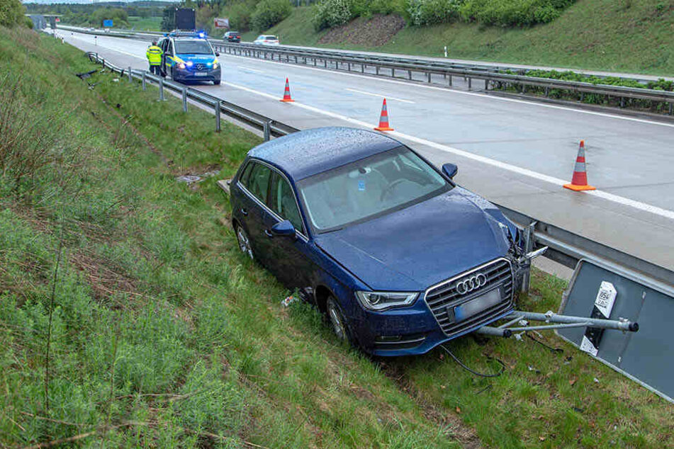 Der Audi landete bei dem Crash hinter der Leitplanke.