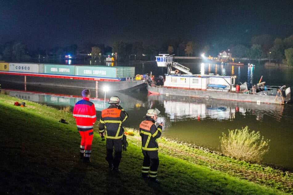 Feuerwehrleute suchten nach der Kollision des Schubverbands mit dem Sportboot nach einem Vermissten.