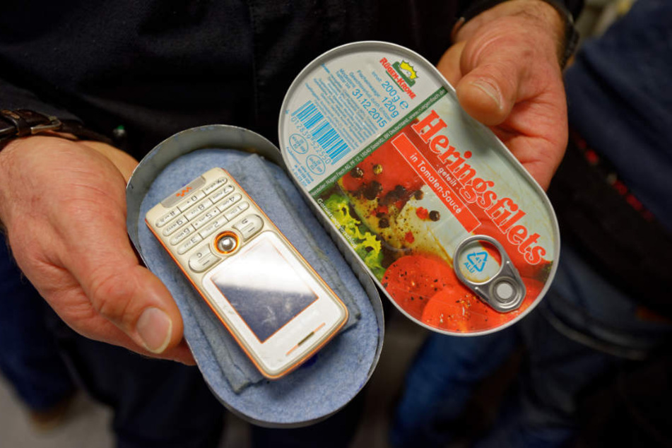 Die "Sicherheitsgruppe Justizvollzug des Freistaates Sachsen" stellte in der JVA Waldheim ein Mobiltelefon in einer Konservendose sicher.