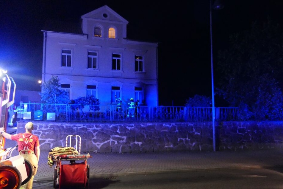 Eine Sitzgruppe war vor dem Wohnhaus in der Colditzer Straße in Brand geraten.