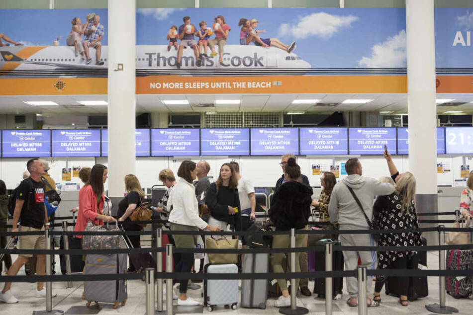 Check-In-Schalter des britischen Reisekonzerns Thomas Cook im Südterminal des Flughafens Gatwick in London.
