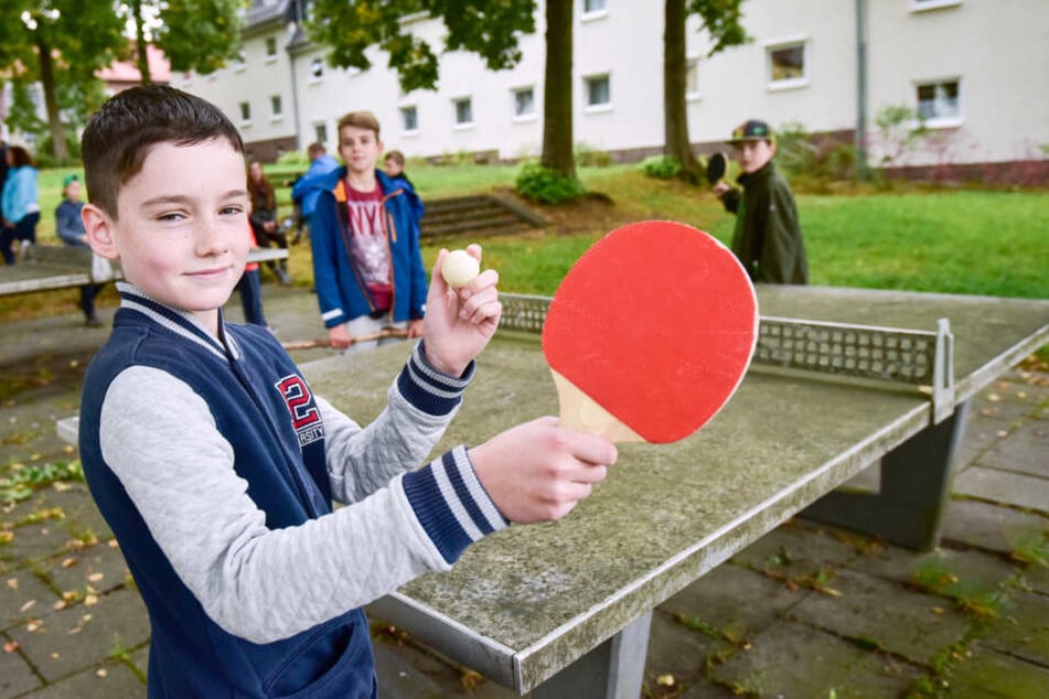 Finn (11) kann auch weiter Tischtennis auf dem Spielplatz "Am Rosenhang" spielen.