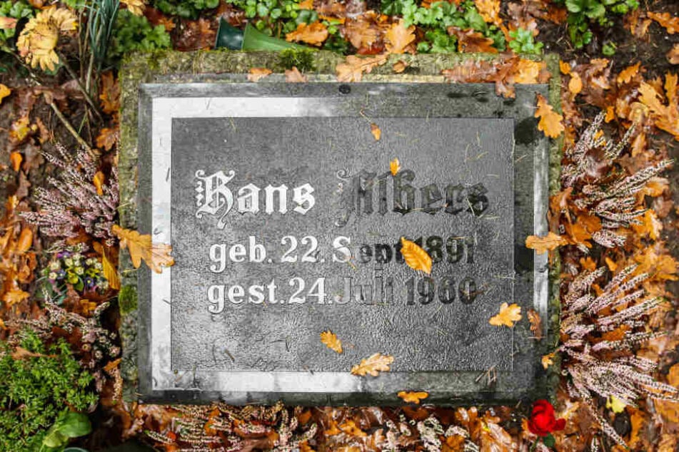 Auf dem Ohlsdorfer Friedhof sind viele Prominente wie der Schauspieler Hans Albers begraben.