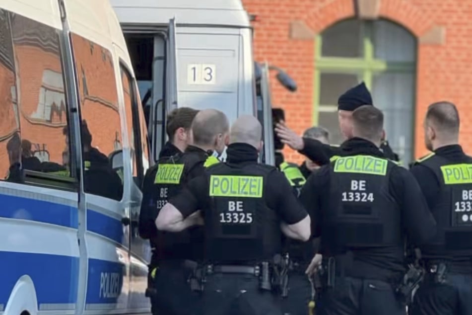 Berlin: Großrazzia in Neukölln: Polizei stürmt Wohnungen mit Türramme und Drogenspürhunden