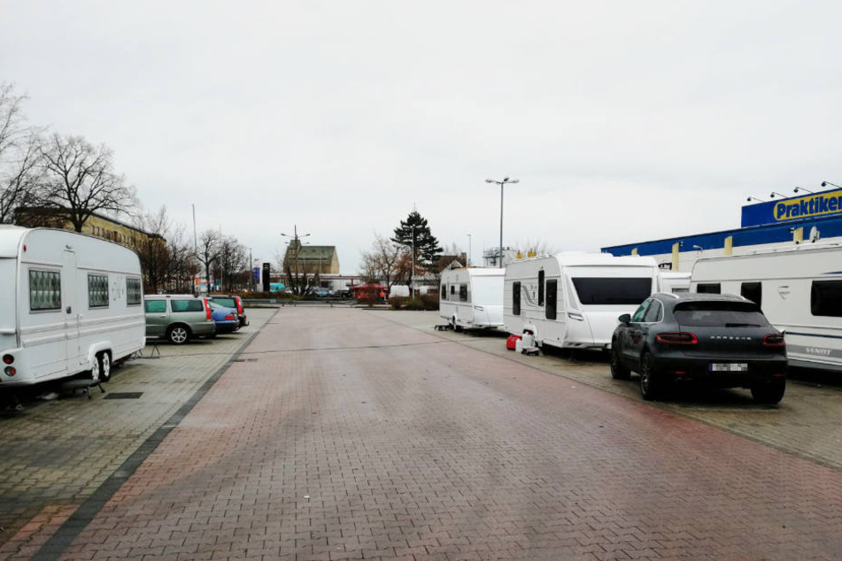 Laut eigenen Aussagen warten die Camper auf die Entlassung eines erkrankten Familienmitglieds, das sich zur Behandlung in einer Leipziger Klinik befinden soll.