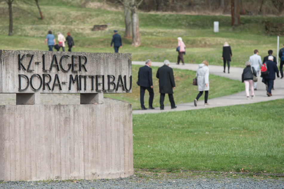 Besucher gehen auf einem Weg auf dem Gelände des ehemaligen NS-Konzentrationslagers Mittelbau-Dora
