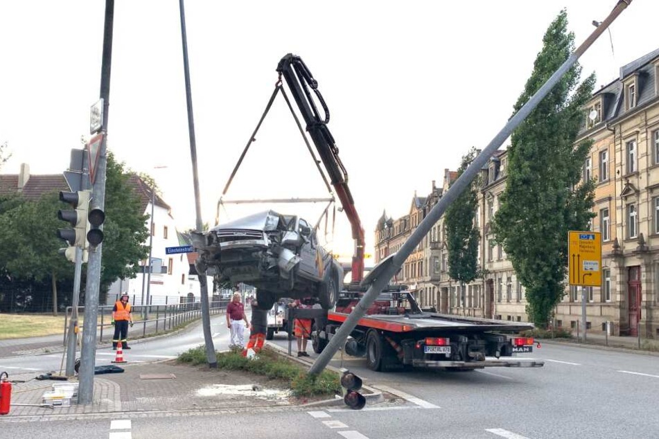 Der Unfallwagen wurde abtransportiert.