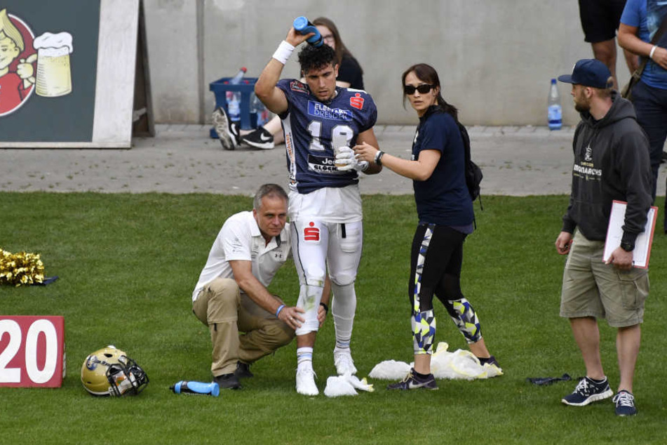 Quarterback Garret Safran war zwischenzeitlich von Krämpfen geplagt und musste von Dr. Klein und Physiotherapeutin Stephanie Hahnel behandelt werden.