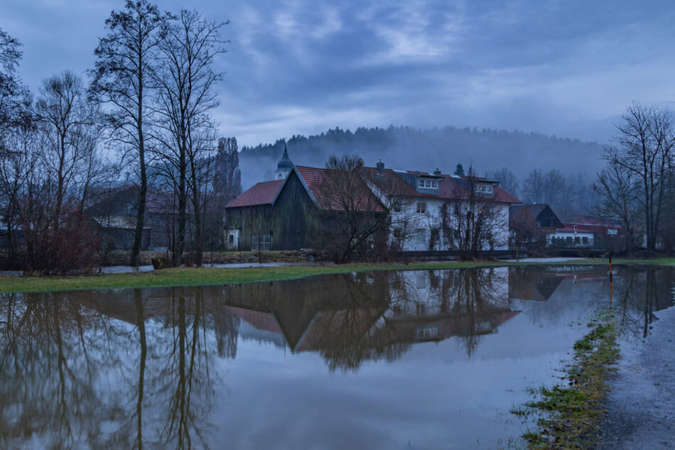 Auch im Landkreis Deggendorf sorgen steigende Pegel für kritische Situationen - und überschwemmen teilweise Zufahrten.