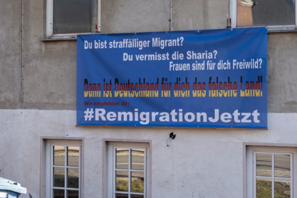 Flüchtlingsfeindliches Transparent sorgt in Sachsen für Aufregung