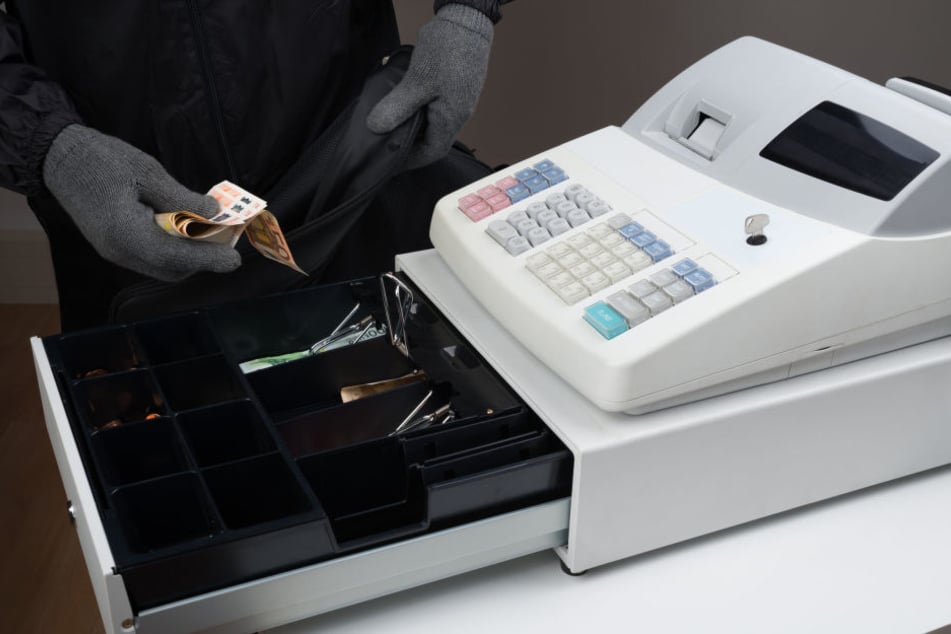 Mit viel Geld in Form der Tageseinnahmen machte sich der Räuber auf die Flucht. (Symbolbild)