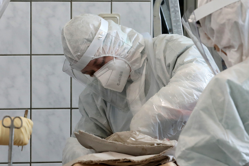 Bei einer Autopsie soll in Luxemburg die Leiche einer 74-Jährigen untersucht werden, die womöglich infolge einer eine AstraZeneca-Impfung ums Leben kam.
