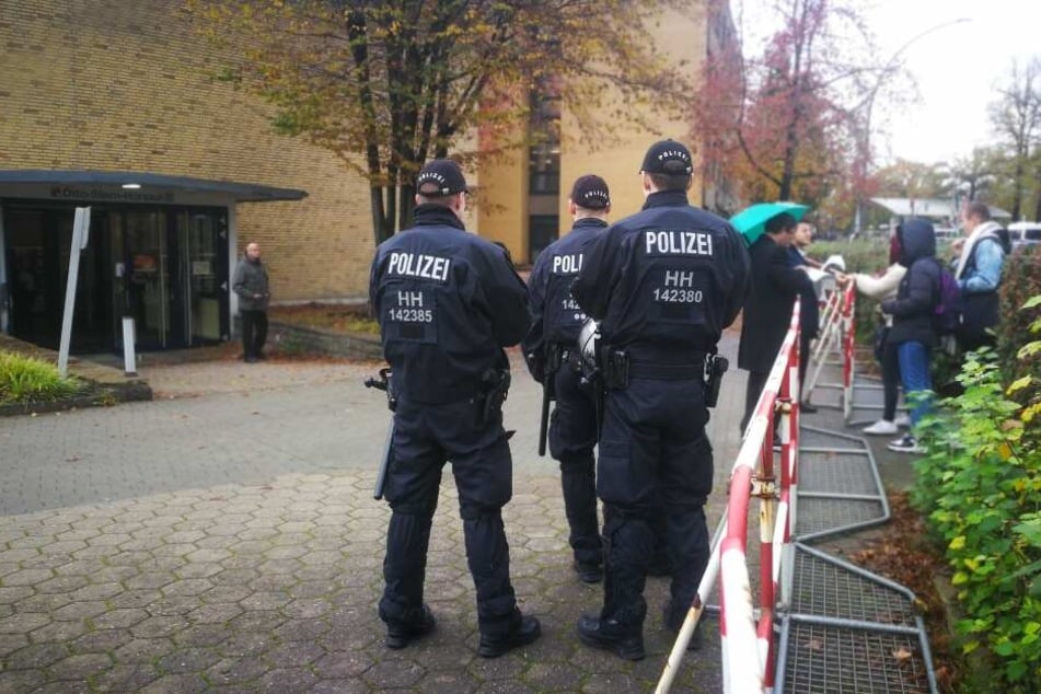 Polizisten bewachen während der Vorlesung von AfD-Mitgründer Bernd Lucke einen Hörsaal der Uni Hamburg.