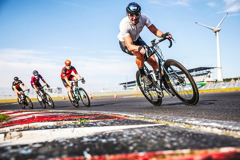 Während des Festivals werden persönliche Bestleistungen und Rekorde auf Ostdeutschlands schnellstem Asphalt erreicht.