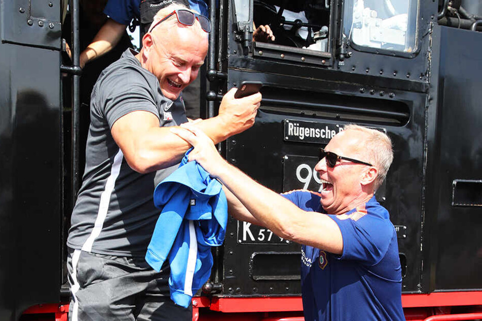 Nach einem Besuch im Lokführerstand hilft Aue-Boss Helge Leonhardt (r.) Geschäftsführer Michael Voigt beim Aussteigen.