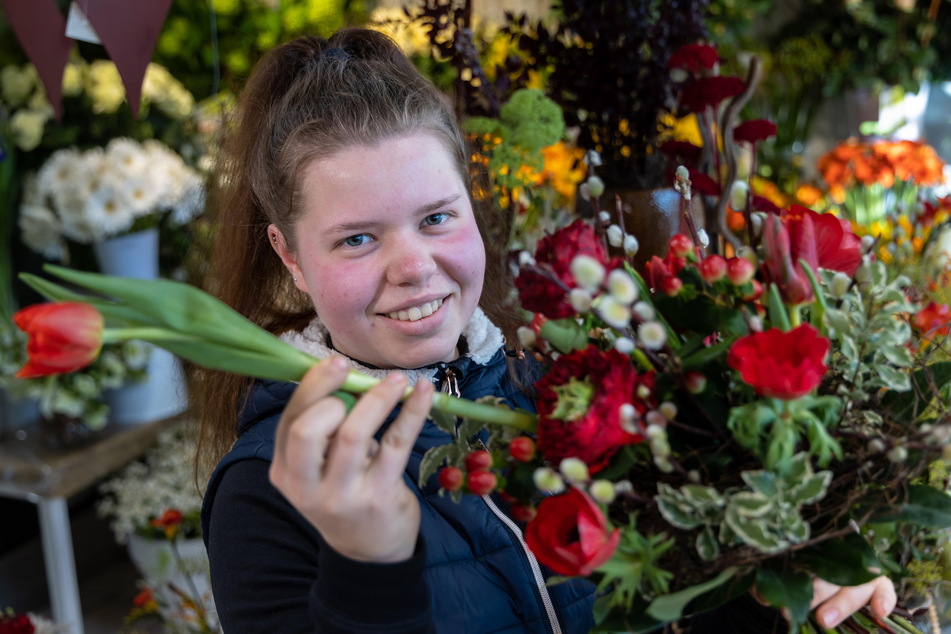 Floristin-Azubi Maja Hainich (18) bindet einen Valentinstag-Frühlingsstrauß.