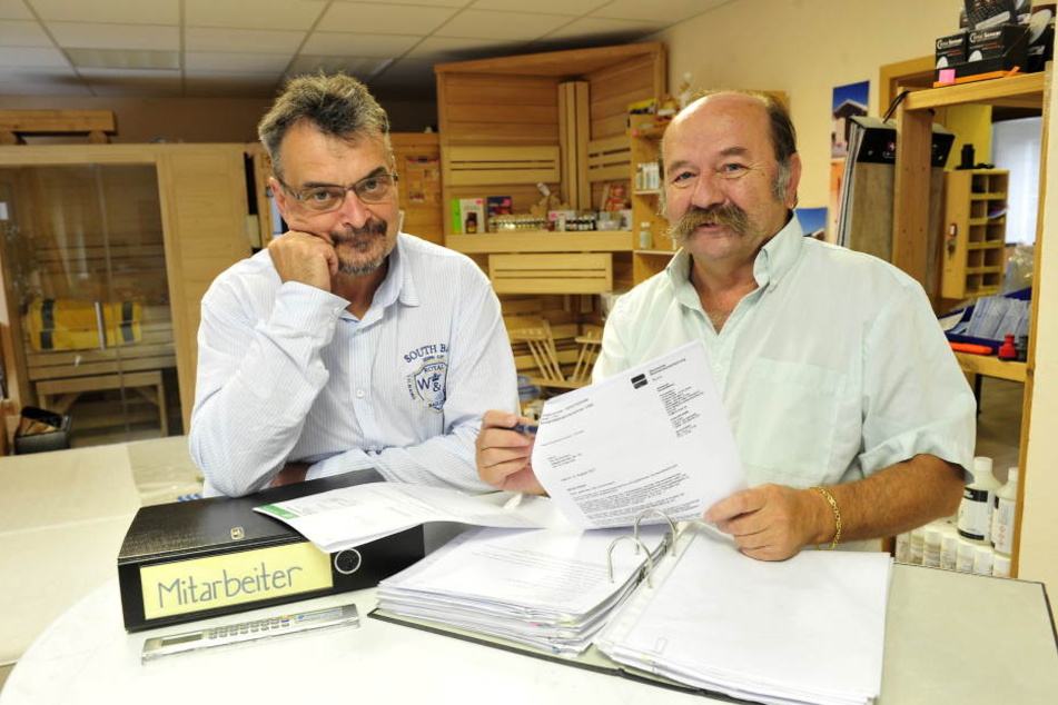 Tilo Kochmann (55, l.) will weiter arbeiten, sein Chef Frank Finsterbusch
(64) den Tischler
behalten.
Foto: Sven Gleisberg