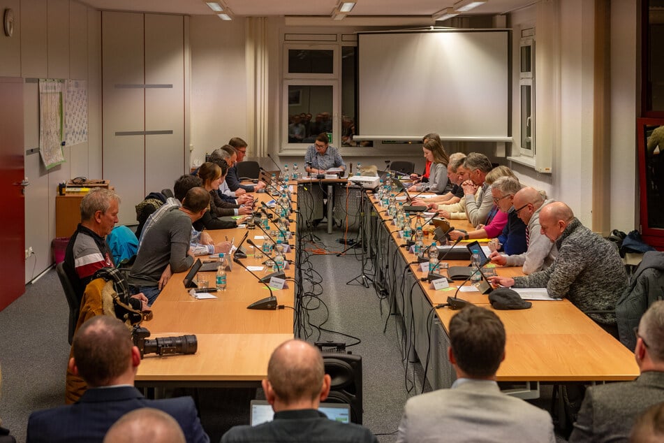 Am Montagabend diskutierte der Ortschaftsrat Schönfeld-Weißig gut zwei Stunden über das Rathaus-Konzept zur Turm-Revitalisierung.