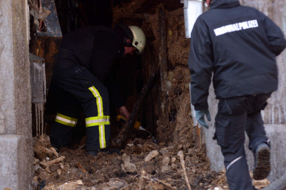 Brandermittler suchen in der Ruine nach Spuren. Nur mühsam kommen sie dabei voran.