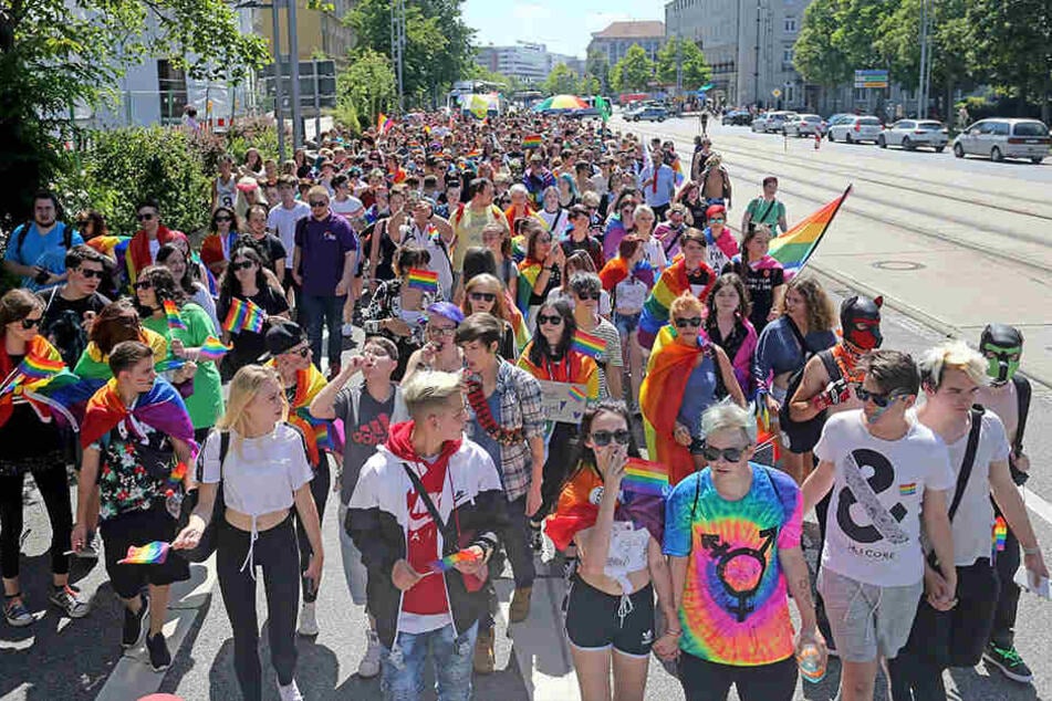 Die Teilnehmer des "Christopher Street Day" bei der Parade durchs Chemnitzer Zentrum.