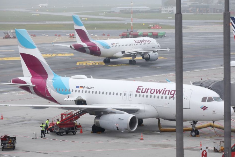 Maschinen der Fluggesellschaft Eurowings stehen am Flughafen Hamburg.
