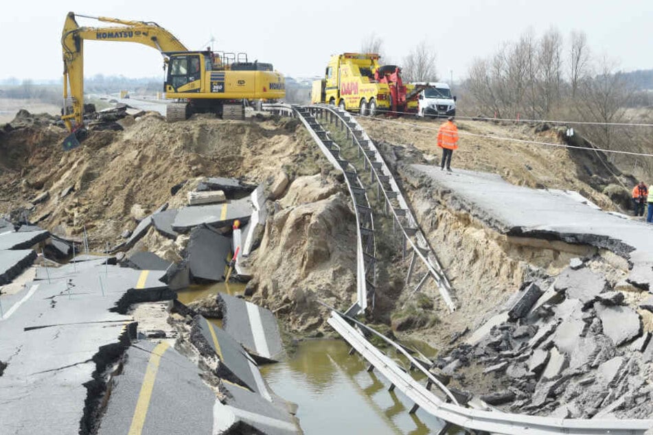 Auf etwa 100 Meter Länger versinkt die Autobahn 20 in Mecklenburg-Vorpommern im Moor. Die Reparaturen haben begonnen.