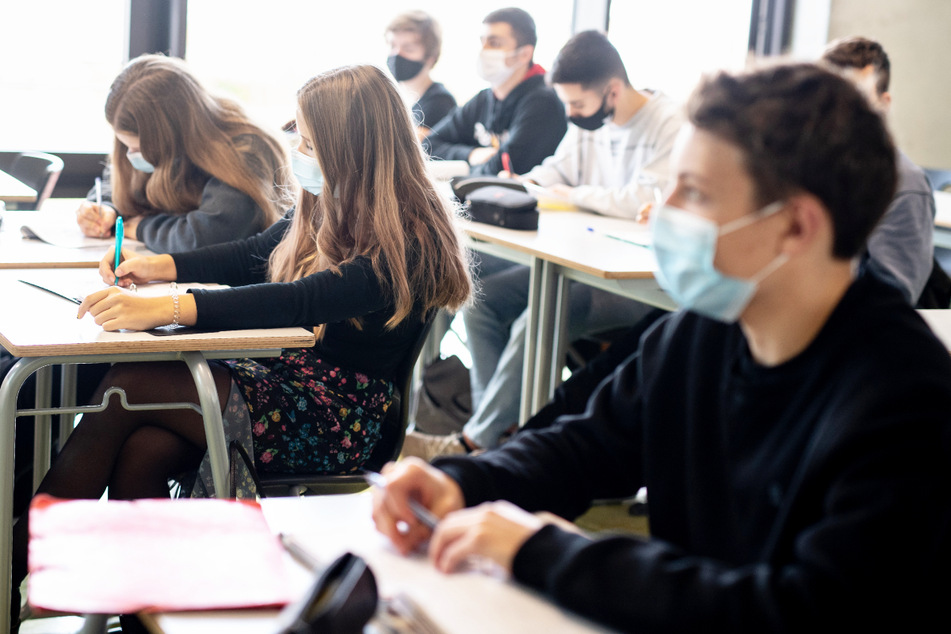 An einem Gymnasium in Planegg können sich Schülerinnen und Schüler ab 16 Jahren schon am Freitag gegen Corona impfen lassen. (Symbolbild)