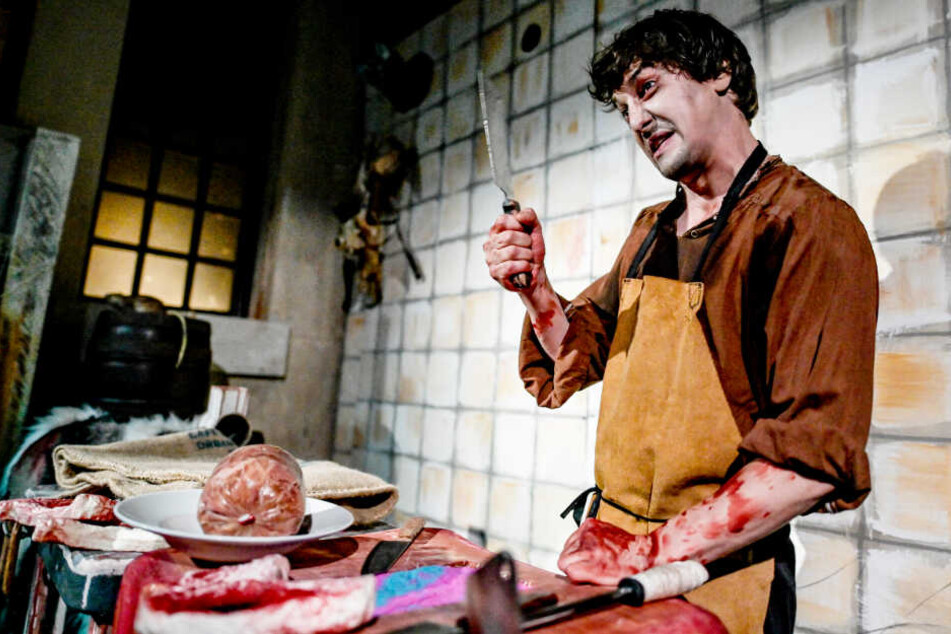 Schauspieler Nilz Bessel ist in der Show der Metzger, der aus Tierkadavern Sülze macht.