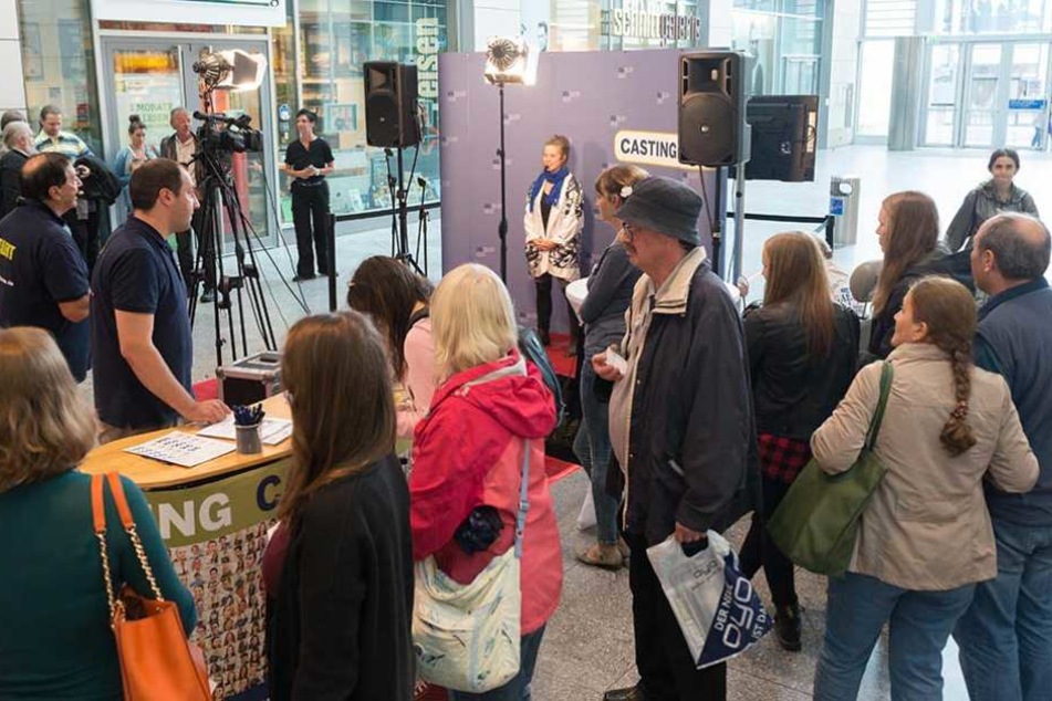 Viel Andrang beim
Ufa-Casting für neue TV-Talente in der Altmarkt-Galerie.
Sonnabend geht’s weiter.