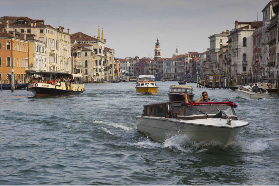 Wasserbusse (Vaporetto) wie in Venedig sind auch in Dresden denkbar.