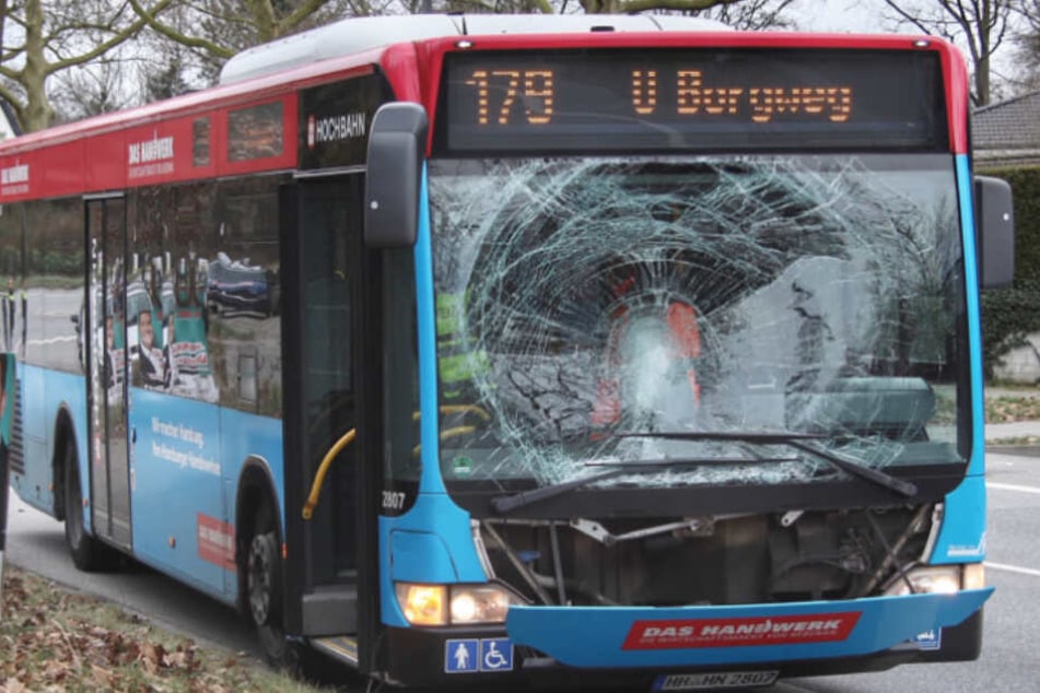 Fußgänger rennt auf die Straße und wird von Bus erfasst