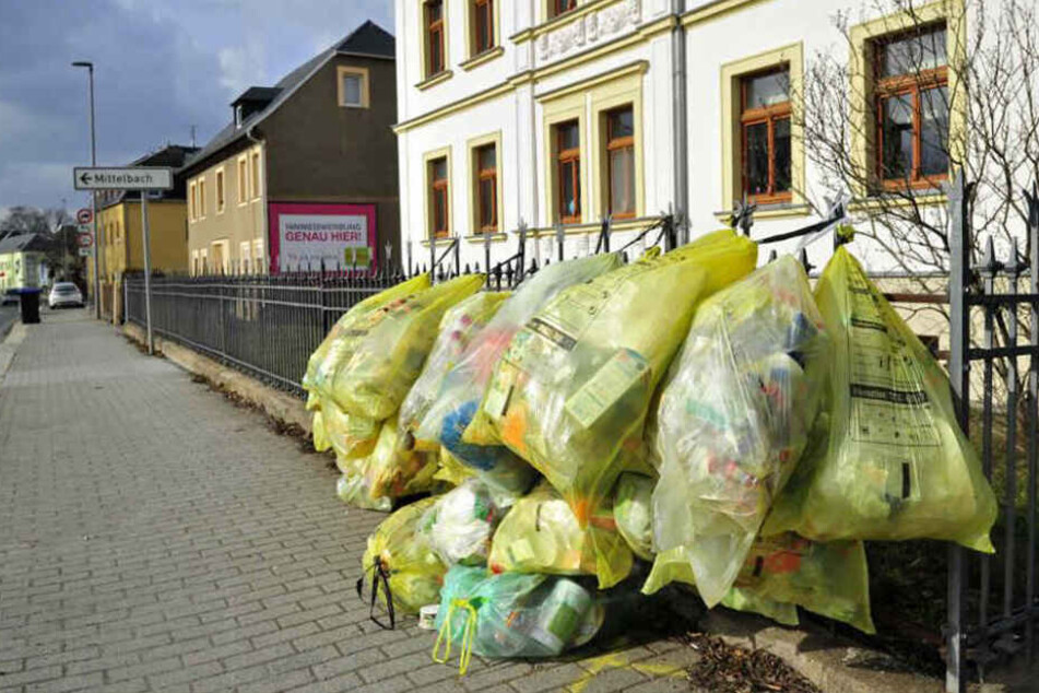 An der Chemnitzer Straße im Chemnitzer Stadtteil Grüna stapelt sich der Plastikmüll.