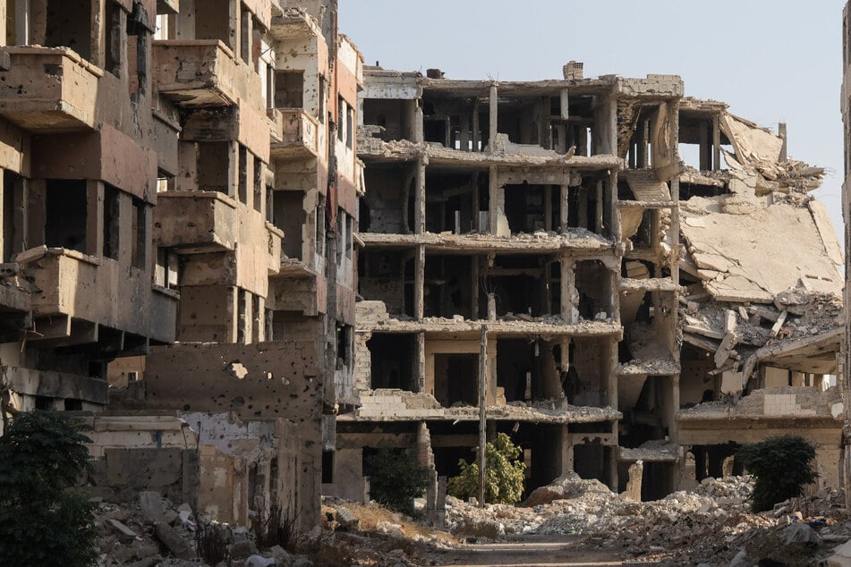 Der andauernde Konflikt hat in Syrien zu immensen Zerstörungen geführt, die weit verbreitete Armut, Schäden an der Infrastruktur und einen Zusammenbruch der Dienstleistungen zur Folge haben.