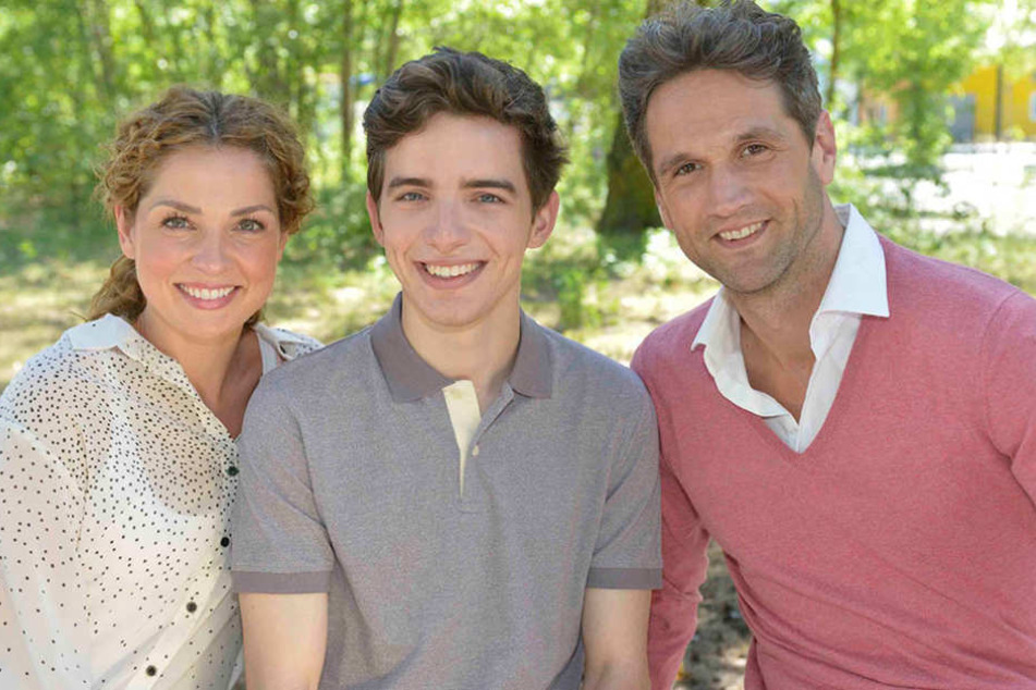 Die neue Familie im Kiez: Nina Ahrens (Maria Wedig), Sohn Luis (Maximilian Braun) und Vater Martin (Oliver Franck).