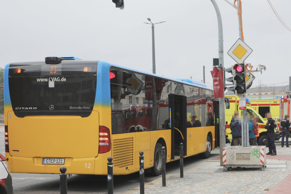 Die Busfahrerin verhinderte einen Zusammenstoß mit dem Renault-Fahrer.