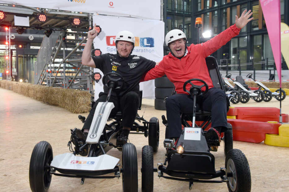 Joey Kelly (l) und der Moderator Wolfram Konz (r) bei einer Pressekonferenz zur "24 Stunden Kettcar-Challenge".