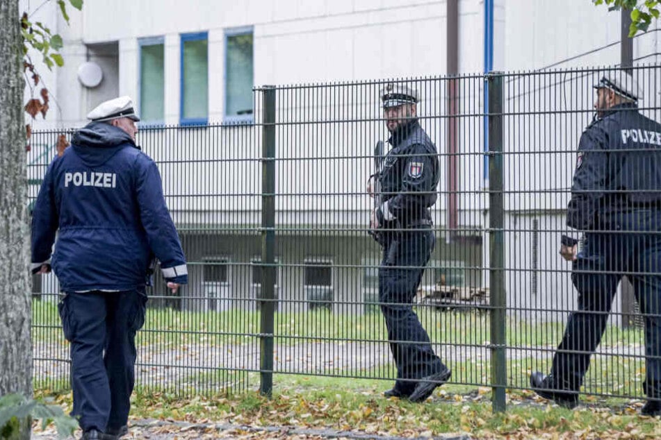 Polizisten patrouillieren vor der jüdischen Synagoge in Hamburg im Stadtteil Eimsbüttel.