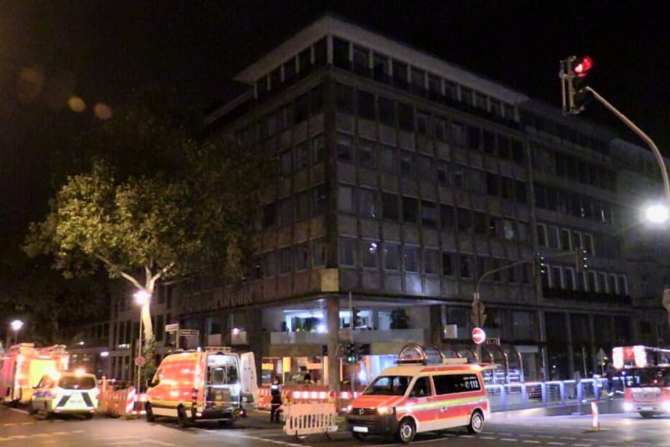 In der Elberfelderstraße musste die Feuerwehr ein Gebäude von einem großen Wasserschaden befreien.