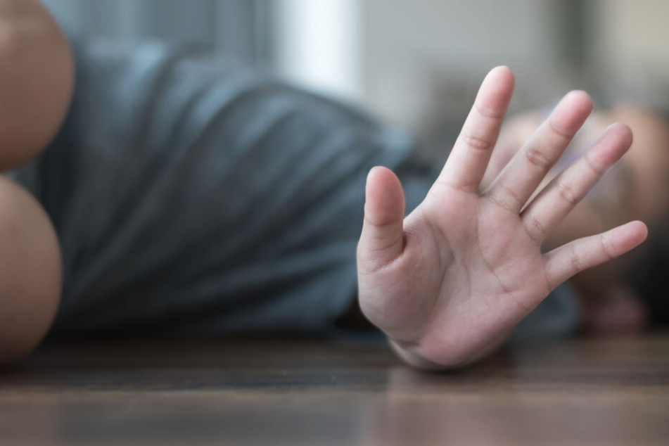 Der 21-Jährige verletzte seine Schwester durch einen Ellbogen-Schlag (Symbolbild).