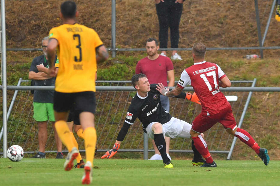 Doch schon im Trainingslager hatte Torwart Markus Schubert dann das satzungskonforme Logo auf der Brust.