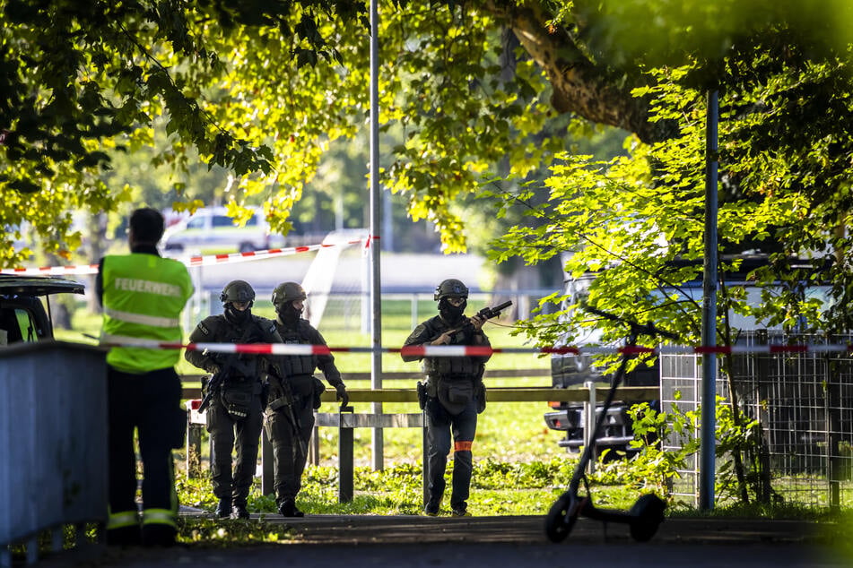 Die Polizei untersucht derzeit, ob es sich bei der Bluttat um einen Terrorakt, einen Amoklauf oder eine Abrechnung im kriminellen Milieu handelt.